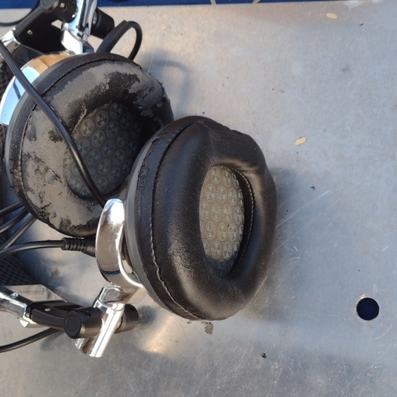 EAR POLLUTION Black and Silver Over-Ear Headphones wired - Picture 2 of 2